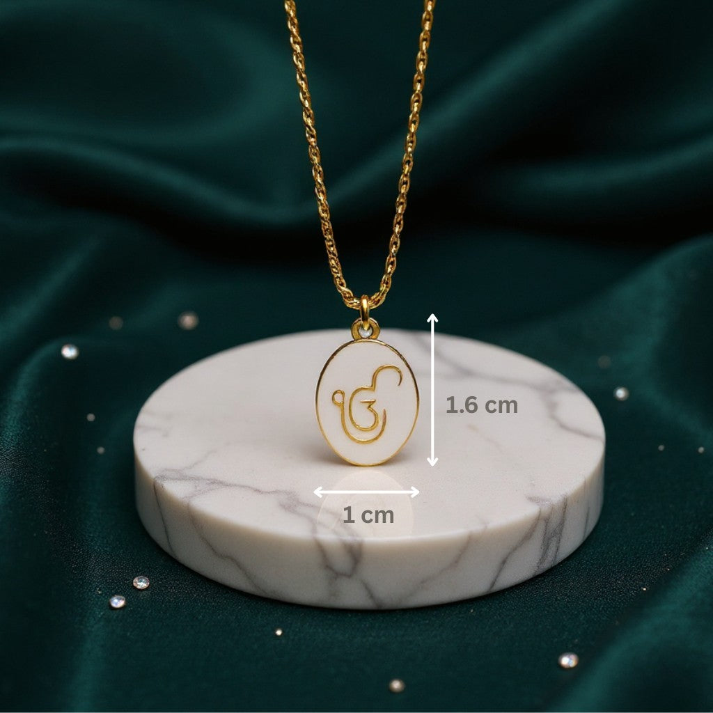 Ik Onkar pendant necklace: gold-plated Ik Onkar on white enamel, on a chain, with size marks, 1.6 cm by 1 cm, on a marble disc